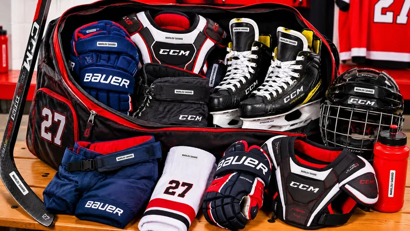 Équipement de hockey complet — sac, patins, casque, gants et épaulettes — identifié au nom de Marilou Savard avec des étiquettes personnalisées